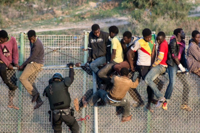 Plus de 300 migrants tentent d’entrer à Sebta