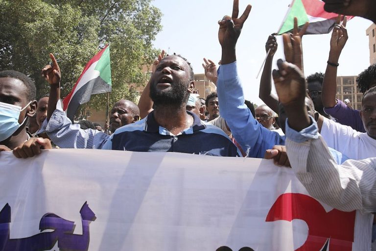 Soudan : des dizaines de milliers de citoyens manifestent contre l’armée
