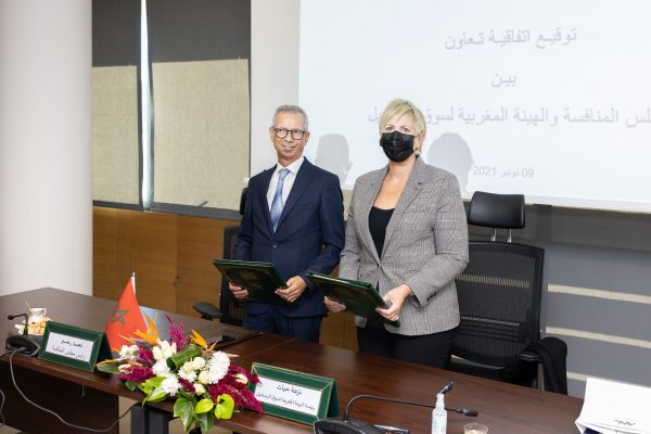 La convention a été signée par la présidente de l’AMMC, Nezha Hayat et le président du Conseil de la concurrence, Ahmed Rahhou.
