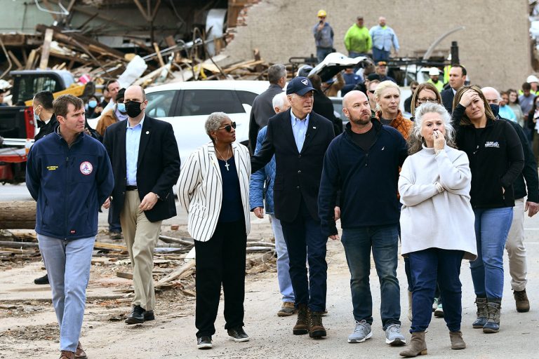 Tornades : Joe Biden évalue les dégâts dans le Kentucky