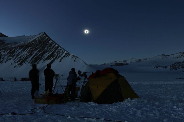 Antarctique : une très rare éclipse solaire totale