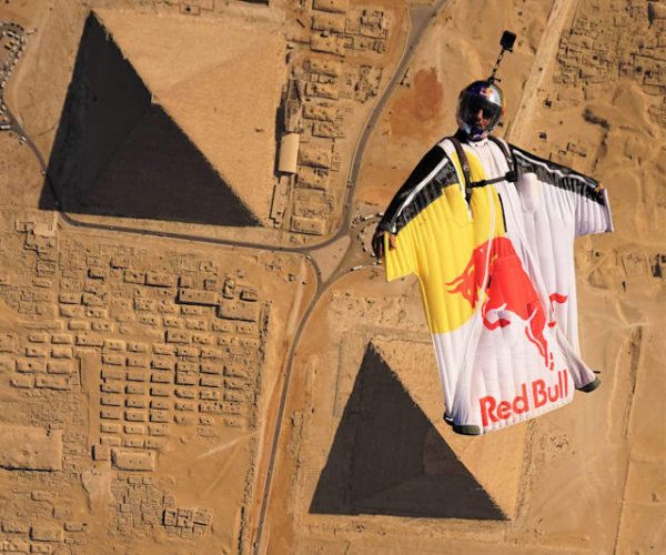 Vol en wingsuit : ils frôlent les pyramides de Gizeh