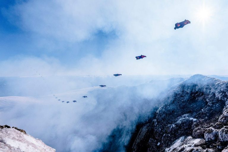 Vol en wingsuit : un pilote fonce dans le cratère d'un volcan actif