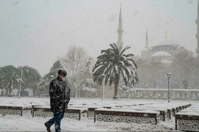 La neige sème la pagaille à l'aéroport d'Istanbul