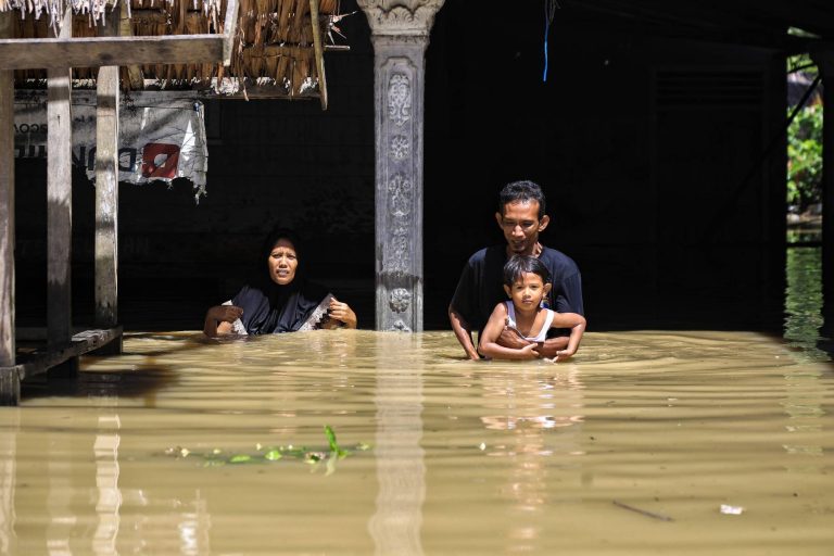 Indonésie : évacuation massive après de graves inondations à Sumatra