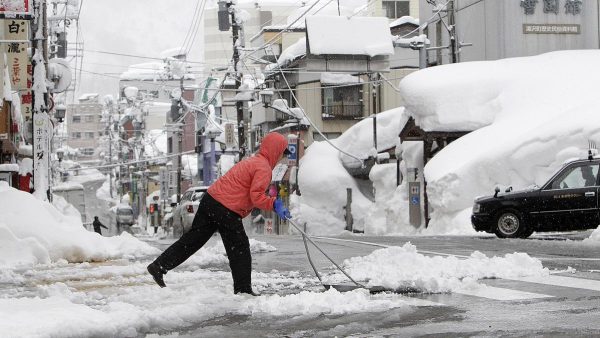 Japon : de fortes chutes de neige s’abattent sur le Nord et l’Ouest du pays