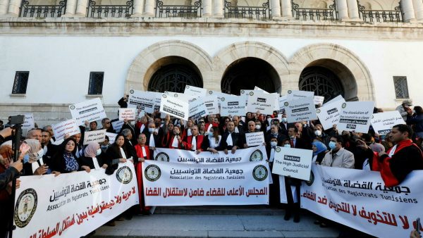 Tunisie : les magistrats contre la dissolution de leur Conseil