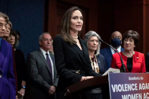 Au Congrès, Angelina Jolie appelle à une nouvelle loi contre les violences faites aux femmes