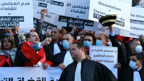 Tunisie : les juges dénoncent la dissolution du Conseil supérieur de la magistrature
