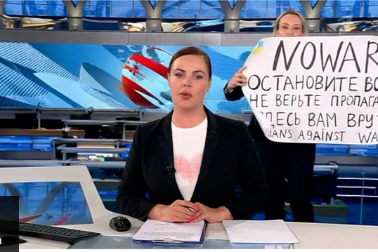 «Ne croyez pas la propagande» : la protestation en direct à l'antenne d’une journaliste russe