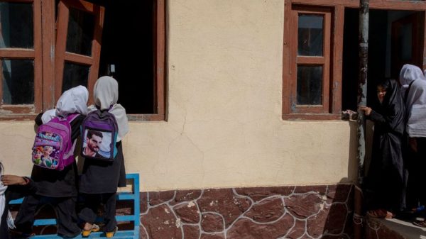 Les talibans ordonnent que les lycées de filles restent fermés