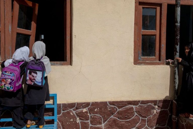 Les talibans ordonnent que les lycées de filles restent fermés