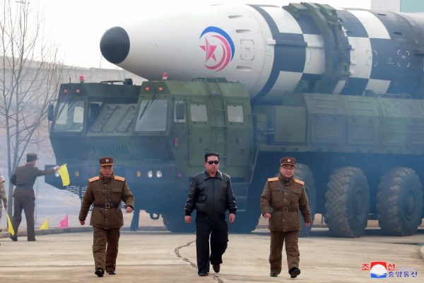 Photo diffusée par l'agence nord-coréenne Kcna du dirigeant Kim Jong Un devant un missile balistique international 