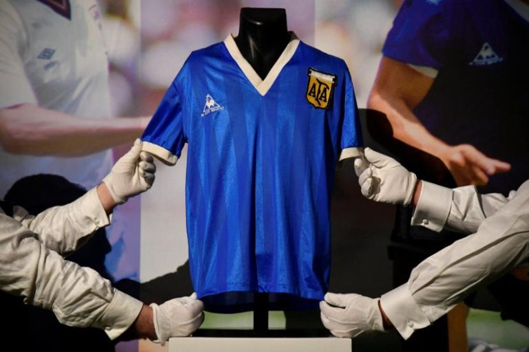 Le maillot de "la main de Dieu" de Maradona mis aux enchères