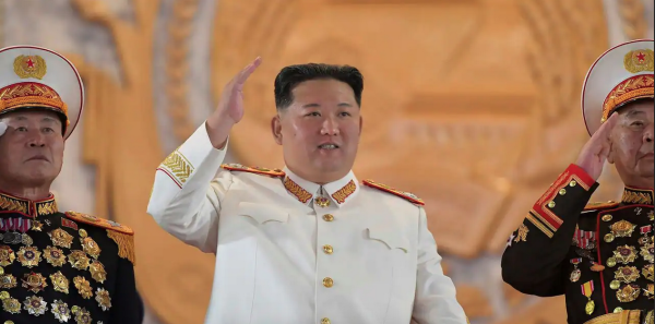 Corée du Nord : Kim Jong Un salue les soldats lors d’un défilé militaire géant à Pyongyang