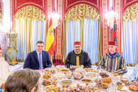 Le roi Mohammed VI, accompagné du prince héritier Moulay El Hassan et du prince Moulay Rachid, offre un iftar en l'honneur de Pedro Sanchez, président du gouvernement espagnol 