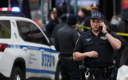 Au moins 16 personnes ont été blessées, dont dix par balles, quand un homme a ouvert le feu dans le métro de New York, à Brooklyn, le 12 avril 2022 © AFP