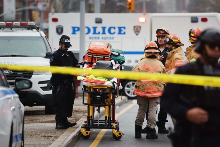 New York : des tirs dans le métro font au moins 13 blessés, des «engins explosifs non déclenchés» retrouvés