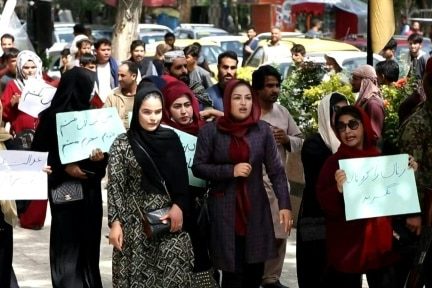 À Kaboul, des femmes protestent contre le port obligatoire du voile intégral