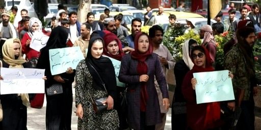 À Kaboul, des femmes protestent contre le port obligatoire du voile intégral