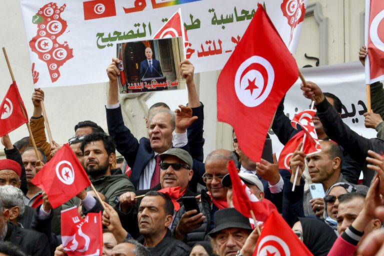 Tunsie : les partisans du président tunisien exigent la répression de l’opposition
