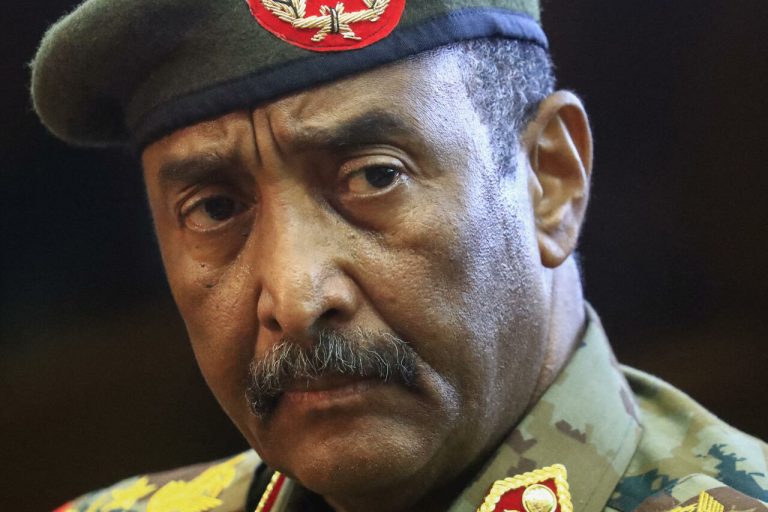 Le chef des armées soudanaises, Abdel-Fattah Burhan, a levé, dimanche 29 mai, l’état d’urgence imposé au pays à la suite du coup d’État qu’il a dirigé en octobre dernier. Cette décision est intervenue quelques heures après que le Conseil de sécurité et de défense, l’organe suprême de sécurité du Soudan, a recommandé la fin de cette mesure. Il a également appelé à la libération des détenus. Ces recommandations visent à faciliter le dialogue entre l’armée et le mouvement pro-démocratique. Plus tôt dans la journée du dimanche, l’envoyé des Nations Unies pour le Soudan, Volker Perthes, a exhorté les dirigeants du pays à lever l’état d’urgence. Il a aussi déploré le meurtre de deux personnes lors de la répression des manifestants pro-démocratie du samedi 28 mai.