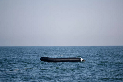 Embarcation de fortune vide en pleine mer après avoir été utilisée par des migrants pour leur traversée Crédit: AFP