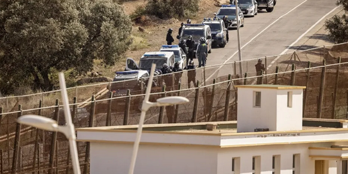 Des membres de la Garde civile espagnole montent la garde de leur côté de l'enclave de Melilia, le 4 mars 2022 © AFP