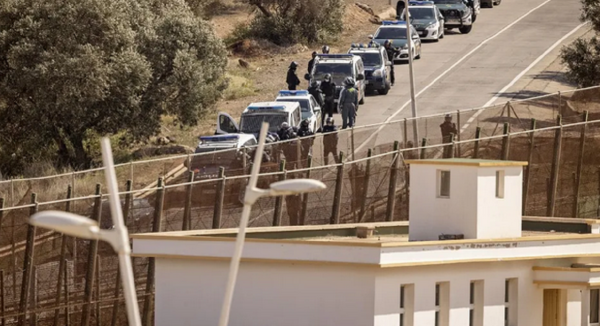 Des membres de la Garde civile espagnole montent la garde de leur côté de l'enclave de Melilia, le 4 mars 2022 © AFP