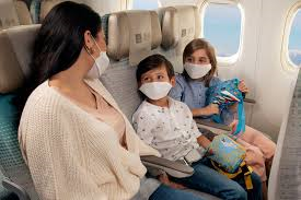 Une famille prenant l'avion