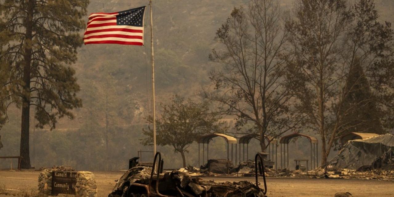 Californie : l’incendie "McKinney" a déjà fait deux morts et entraîné l'évacuation de 2.000 habitants